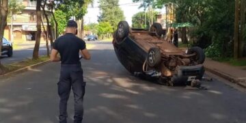 Despistó, volcó y salió ileso en un siniestro ocurrido en Posadas