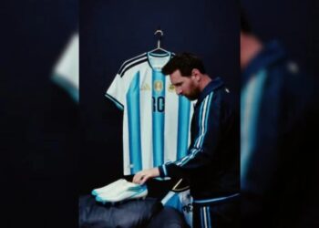 Messi presentó la camiseta especial que usará en su despedida de la Selección argentina
