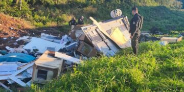 Santo Pipó: camioneta que circulaba con una casa rodante despistó y una mujer terminó hospitalizada