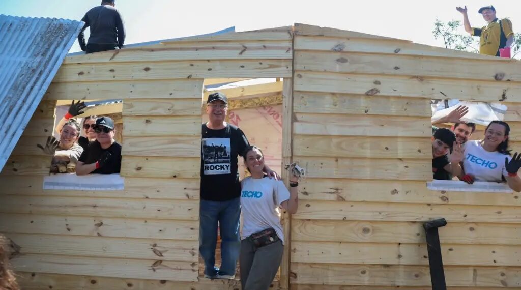 Passalacqua acompañó a 90 voluntarios de TECHOS que construyen viviendas junto a diez familias