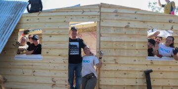 Passalacqua acompañó a 90 voluntarios de TECHOS que construyen viviendas junto a diez familias