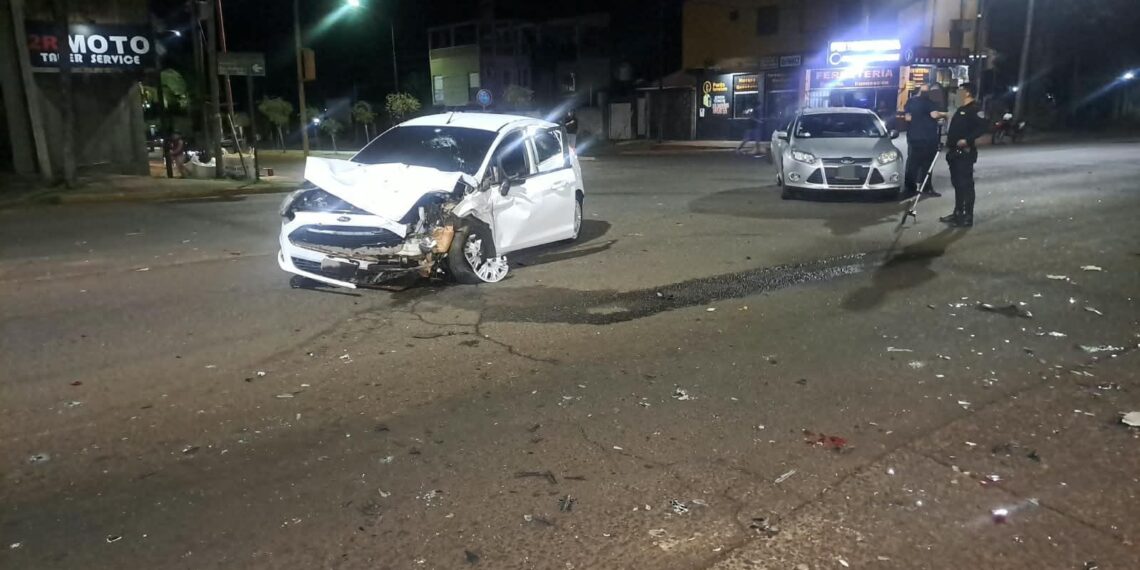 Fuerte choque entre dos autos dejó a tres adolescentes con lesiones graves en Posadas