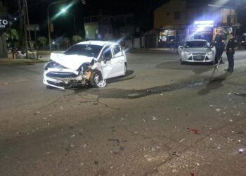Fuerte choque entre dos autos dejó a tres adolescentes con lesiones graves en Posadas