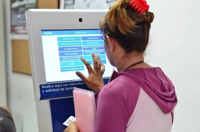 El Gobierno modifica el control de la AUH y automatiza el cruce de datos