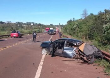 Dos hospitalizados en brutal choque entre una camioneta y un auto en Aristóbulo del Valle