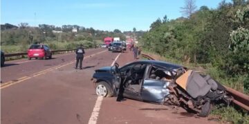 Dos hospitalizados en brutal choque entre una camioneta y un auto en Aristóbulo del Valle