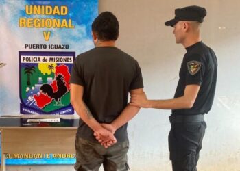 Harto de las explosiones del escape la moto, atacó a golpes y amenazó con un machete al dueño y terminó detenido
