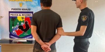 Harto de las explosiones del escape la moto, atacó a golpes y amenazó con un machete al dueño y terminó detenido