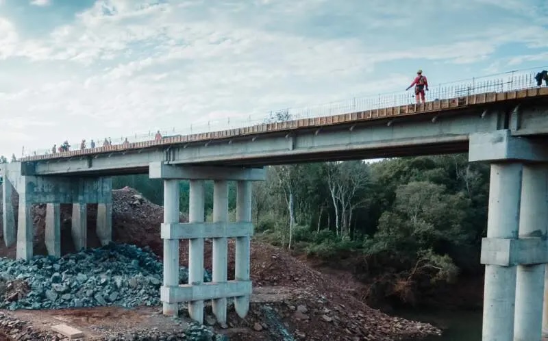 Avanzan obras de la etapa final del puente Pindaytí