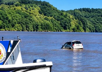 Un auto brasileño cayó al río Uruguay desde la balsa que une Alba Posse con Porto Mauá