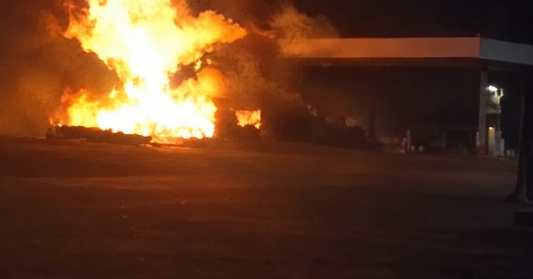 Voraz incendio en una estación de servicio de Corrientes provocó un corte total de la Ruta 14
