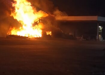 Voraz incendio en una estación de servicio de Corrientes provocó un corte total de la Ruta 14