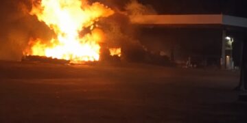 Voraz incendio en una estación de servicio de Corrientes provocó un corte total de la Ruta 14