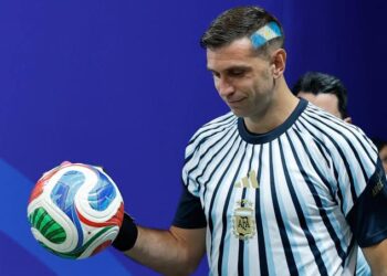 Dibu Martínez está nominado al Balón de Oro 2026 como uno de los mejores arqueros