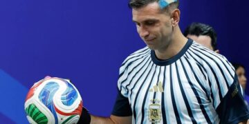 Dibu Martínez está nominado al Balón de Oro 2026 como uno de los mejores arqueros