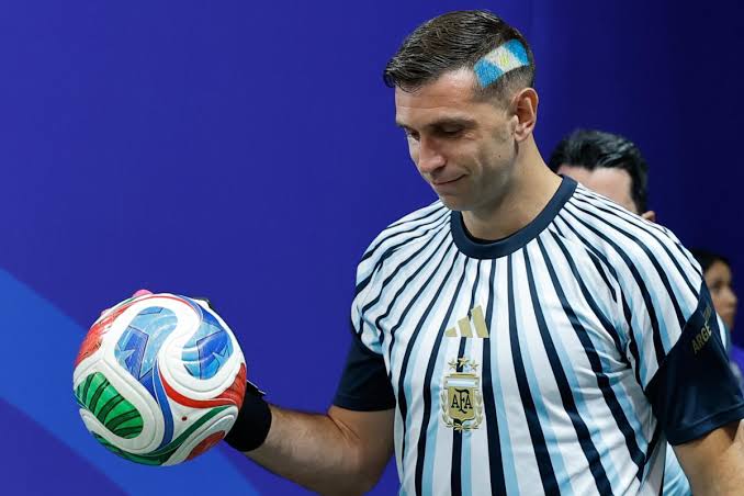 Dibu Martínez está nominado al Balón de Oro 2026 como uno de los mejores arqueros