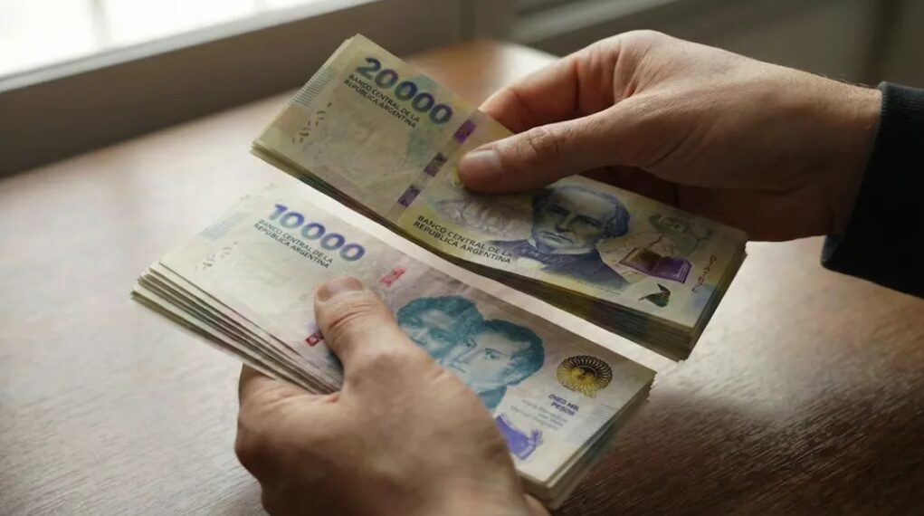 El Gobierno oficializó el aumento del salario mínimo: llegará a $437 mil en abril del 2027