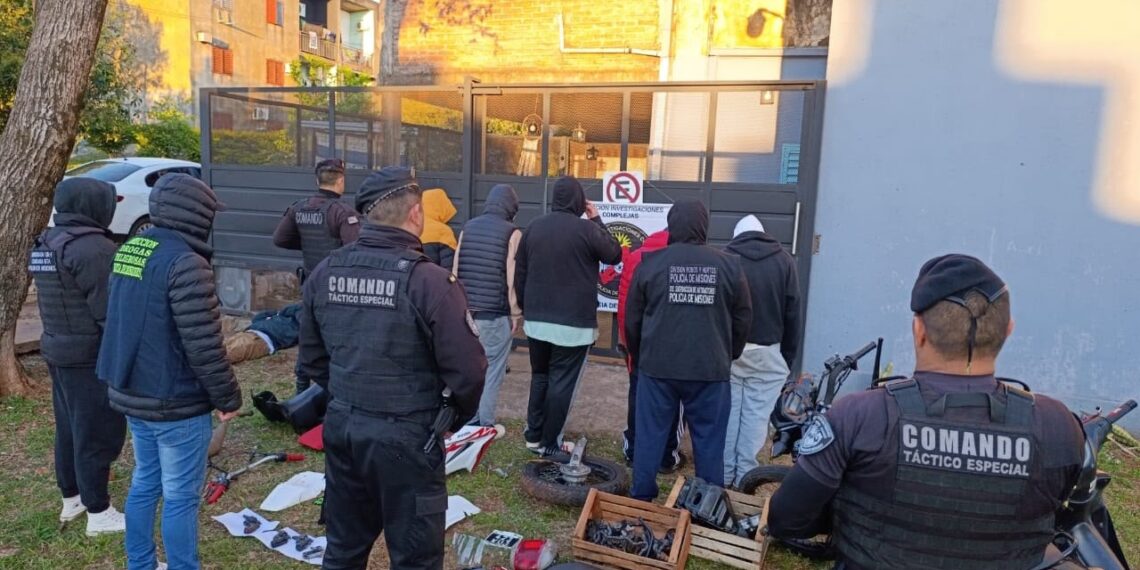 Allanaron un aguantadero de motos robadas y autopartes en Posadas: capturaron a cinco delincuentes armados