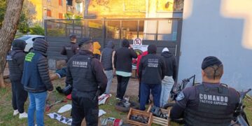 Allanaron un aguantadero de motos robadas y autopartes en Posadas: capturaron a cinco delincuentes armados