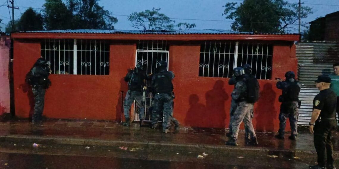 Lo allanaron por múltiples delitos y durante la irrupción habría ingerido droga para ocultarla y murió en el hospital