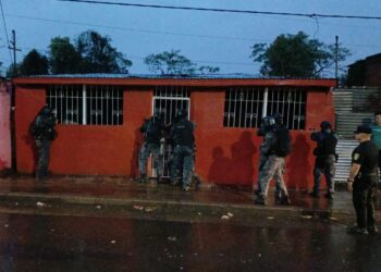 Lo allanaron por múltiples delitos y durante la irrupción habría ingerido droga para ocultarla y murió en el hospital