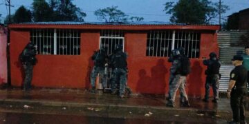 Lo allanaron por múltiples delitos y durante la irrupción habría ingerido droga para ocultarla y murió en el hospital
