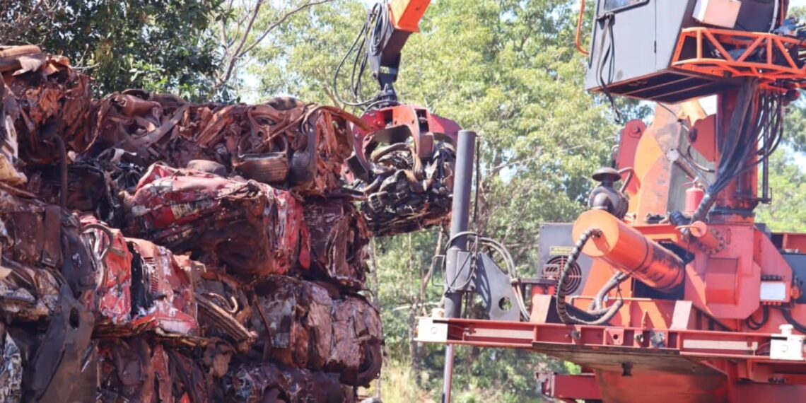 Jefatura superó las 400 toneladas de chatarra compactada y el saneamiento avanza en todas las dependencias de Misiones