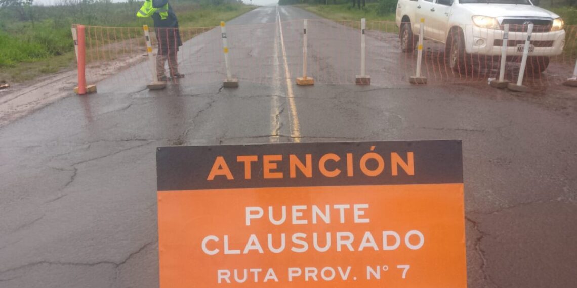Cortaron el tránsito sobre el puente Tabay en Jardín América por la crecida del arroyo