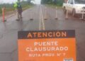 Cortaron el tránsito sobre el puente Tabay en Jardín América por la crecida del arroyo
