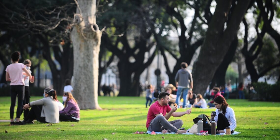 Anticipan un verano menos caluroso de lo habitual en Argentina, con temperaturas promedio de 29°C