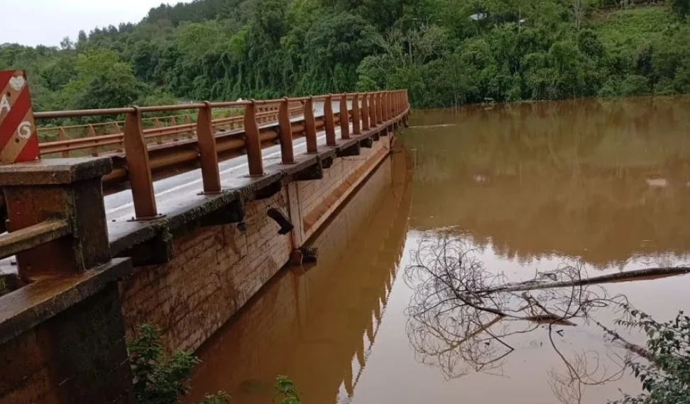 Habilitaron el puente sobre el arroyo Paranaí, pero siguen cortados otros cinco y 13 pasos fronterizos en Misiones