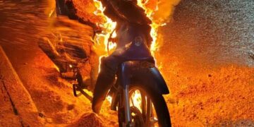 Posadas: sufrió quemaduras en un brazo al incendiarse su moto mientras manejaba