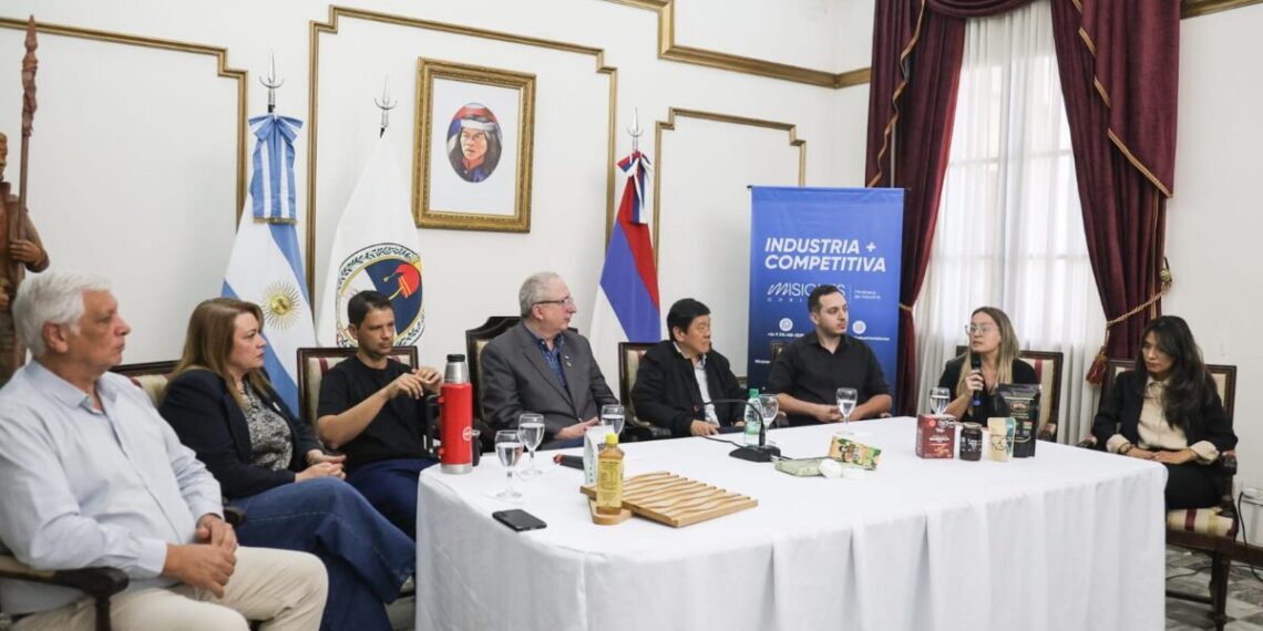 Passalacqua encabezó el lanzamiento de diplomaturas de la UNaM vinculadas al diseño y la producción local
