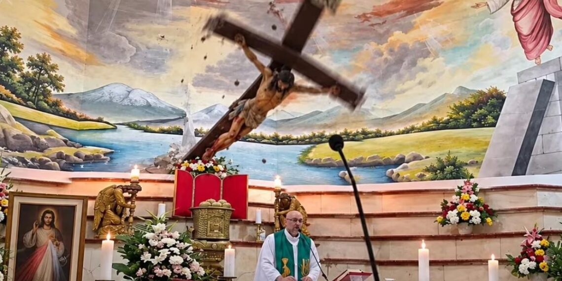 Un sacerdote murió aplastado por una cruz que cayó durante una misa transmitida en vivo