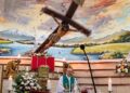Un sacerdote murió aplastado por una cruz que cayó durante una misa transmitida en vivo