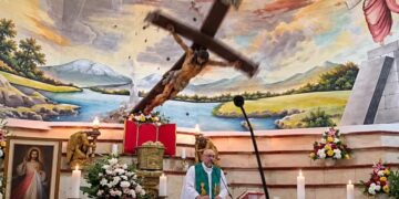 Un sacerdote murió aplastado por una cruz que cayó durante una misa transmitida en vivo