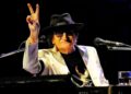 Charly García cumple 75 años: cientos de fanáticos se reunieron frente a su casa para homenajearlo