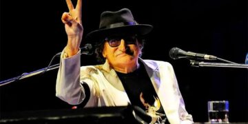 Charly García cumple 75 años: cientos de fanáticos se reunieron frente a su casa para homenajearlo