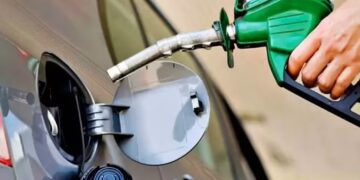 El Gobierno volvió a postergar la suba del impuesto a los combustibles hasta diciembre