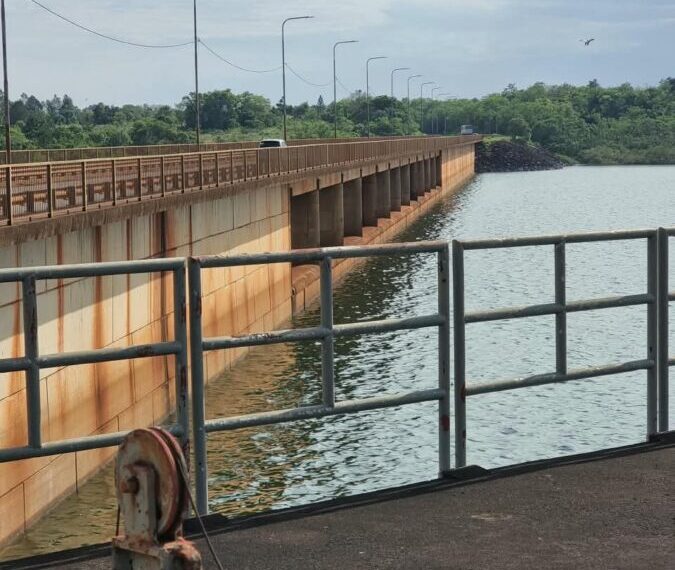 La represa Urugua-í abrió su descargador de fondo para regular el embalse ante la previsión de más lluvias