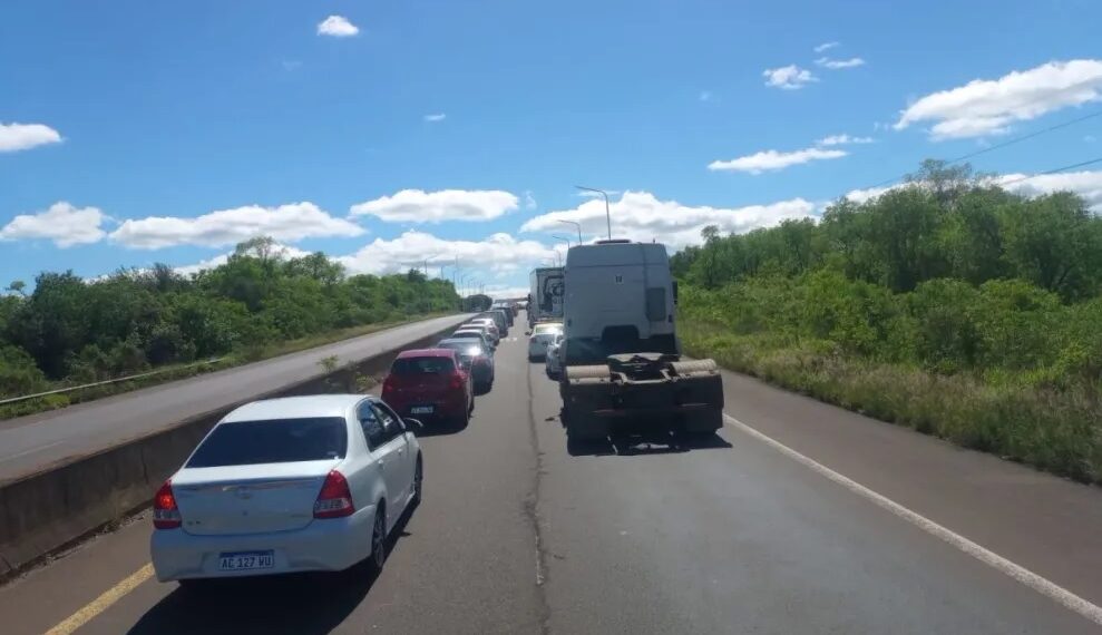 Largas filas en el peaje de Santa Ana por fallas en el pago con QR