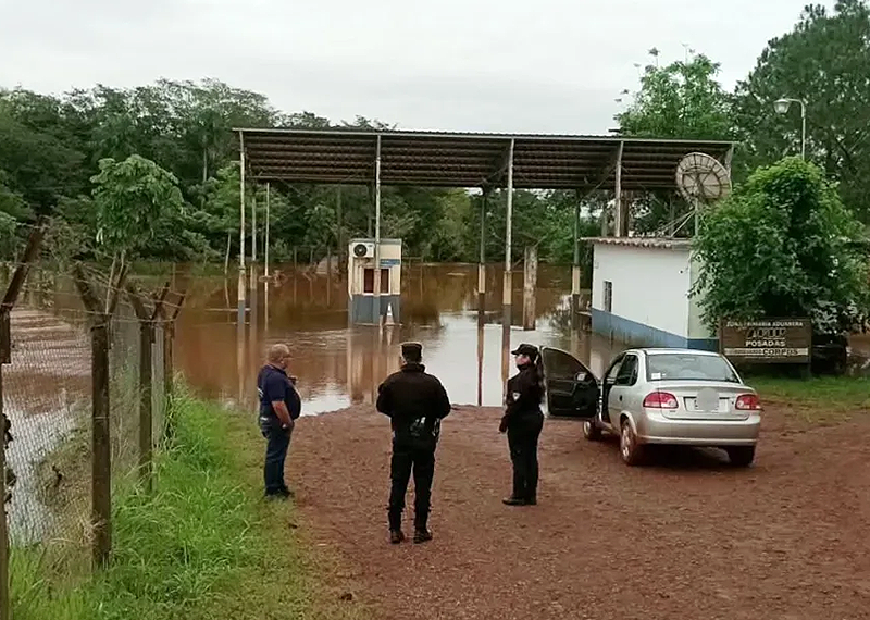 El río Paraná volvió a incrementar su caudal y continúan cerrados diez cruces internacionales