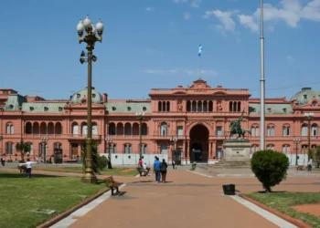 Rectores universitarios llevan la reunión del CIN a Plaza de Mayo y crece la tensión con el Gobierno
