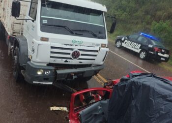 Dos personas murieron en un choque entre un automóvil y un camión sobre la ruta nacional 14 en Salto Encantado