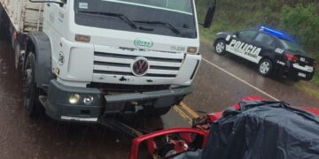 Dos personas murieron en un choque entre un automóvil y un camión sobre la ruta nacional 14 en Salto Encantado
