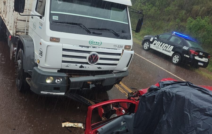 Dos personas murieron en un choque entre un automóvil y un camión sobre la ruta nacional 14 en Salto Encantado