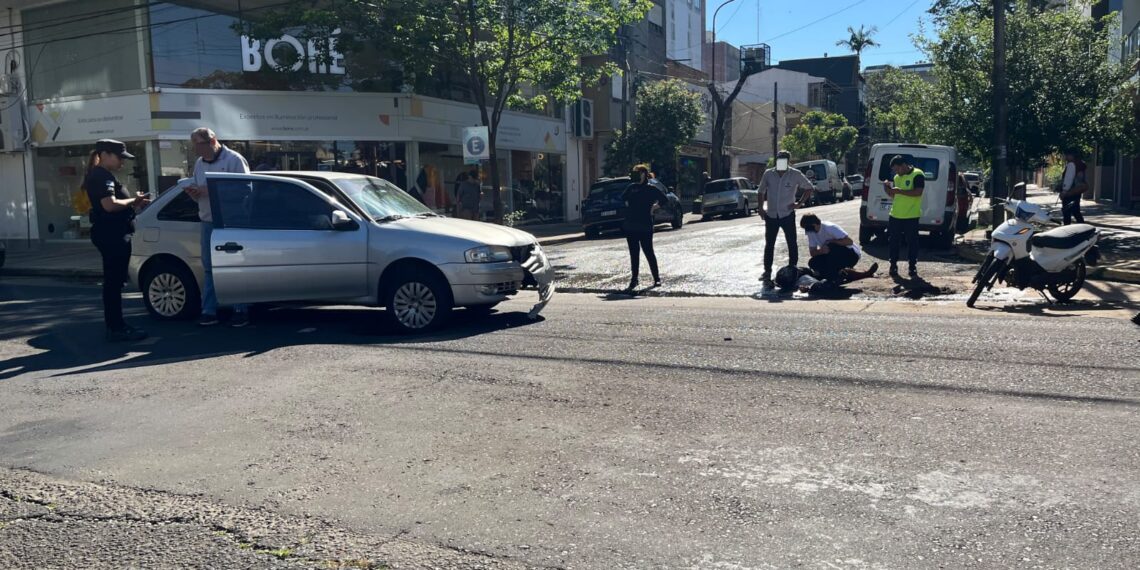 Una motociclista resultó lesionada tras chocar con un automóvil en Posadas
