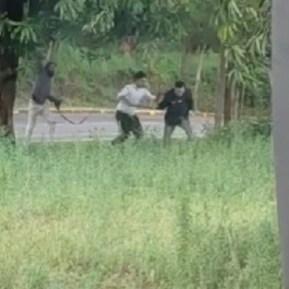 Lo filmaron atacando a transeúntes en Posadas y terminó detenido