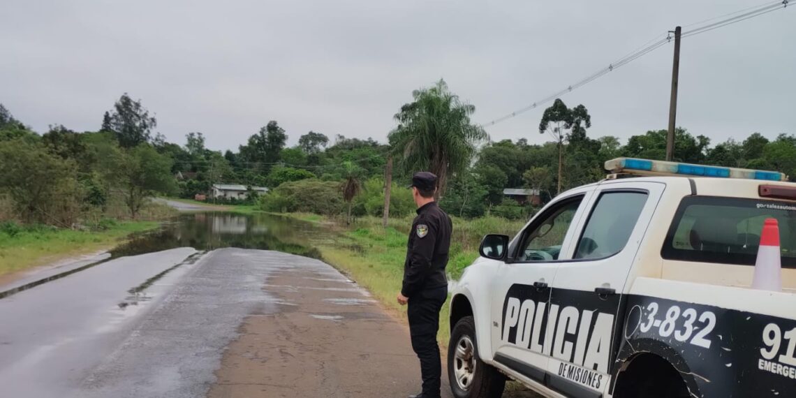 La crecida del río Paraná superó la cota de evacuación en Santa Ana y obligó a cortar la Ruta Provincial 103