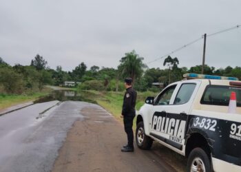 La crecida del río Paraná superó la cota de evacuación en Santa Ana y obligó a cortar la Ruta Provincial 103